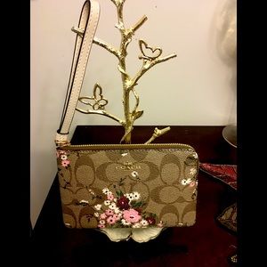 Coach Signature Canvas Floral Wristlet🌺